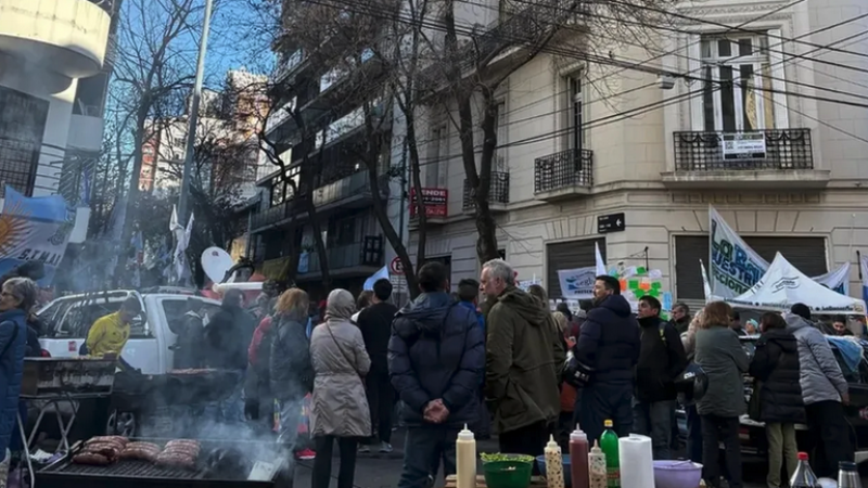 Desalojan a militantes que acampaban frente al departamento de Cristina